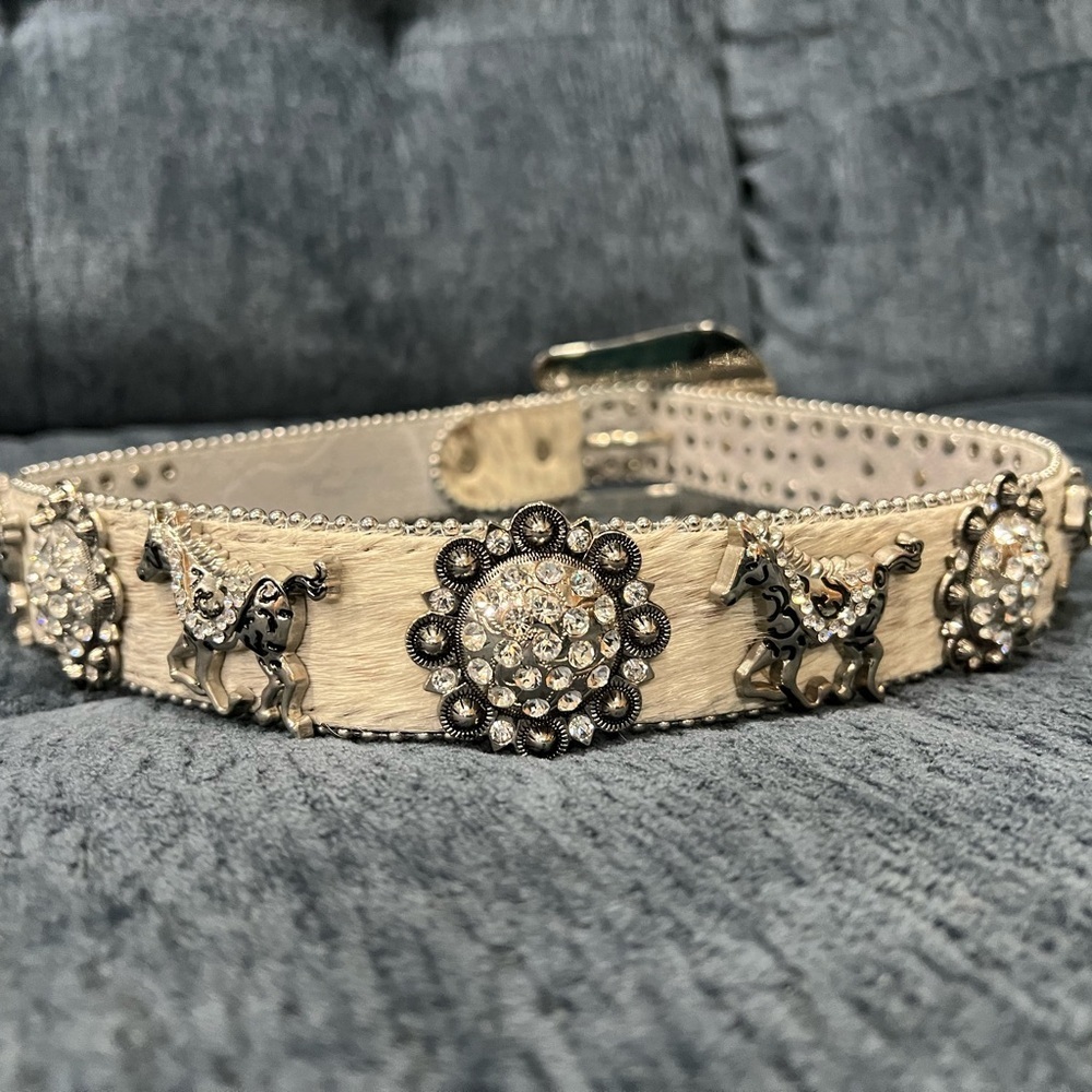 Woman Dazzling Belt with Horses White Leather Incredible Detail - Picture 2 of 4